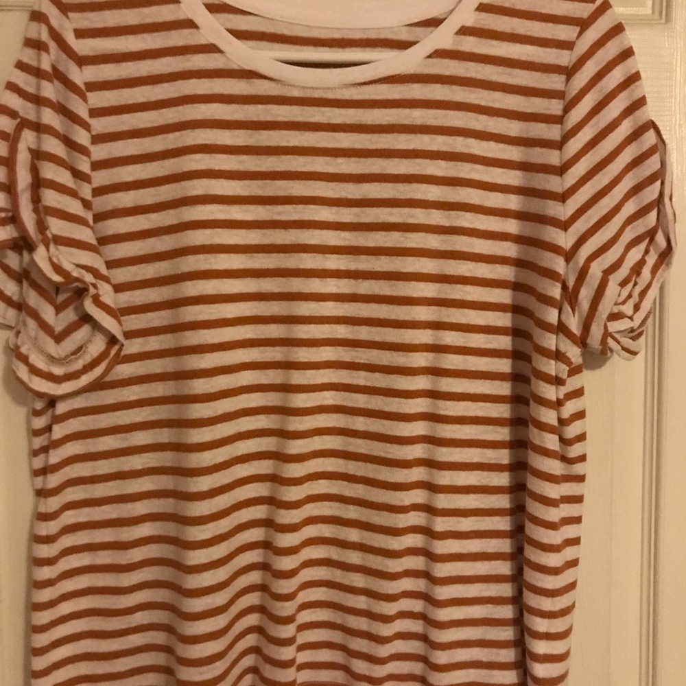 Short sleeve ruffle detail!